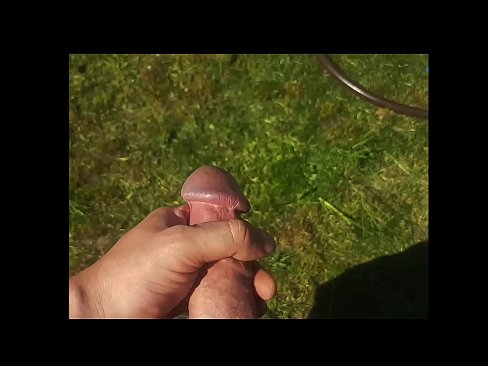 ❤️ Vroča lepotica dobi svojo rožnato pičko, ki jo jebe, in se zraven cmeri s curkom na poletnem vrtu ❤ Sex video pri nas sl.sexvideogif.ru ️❤